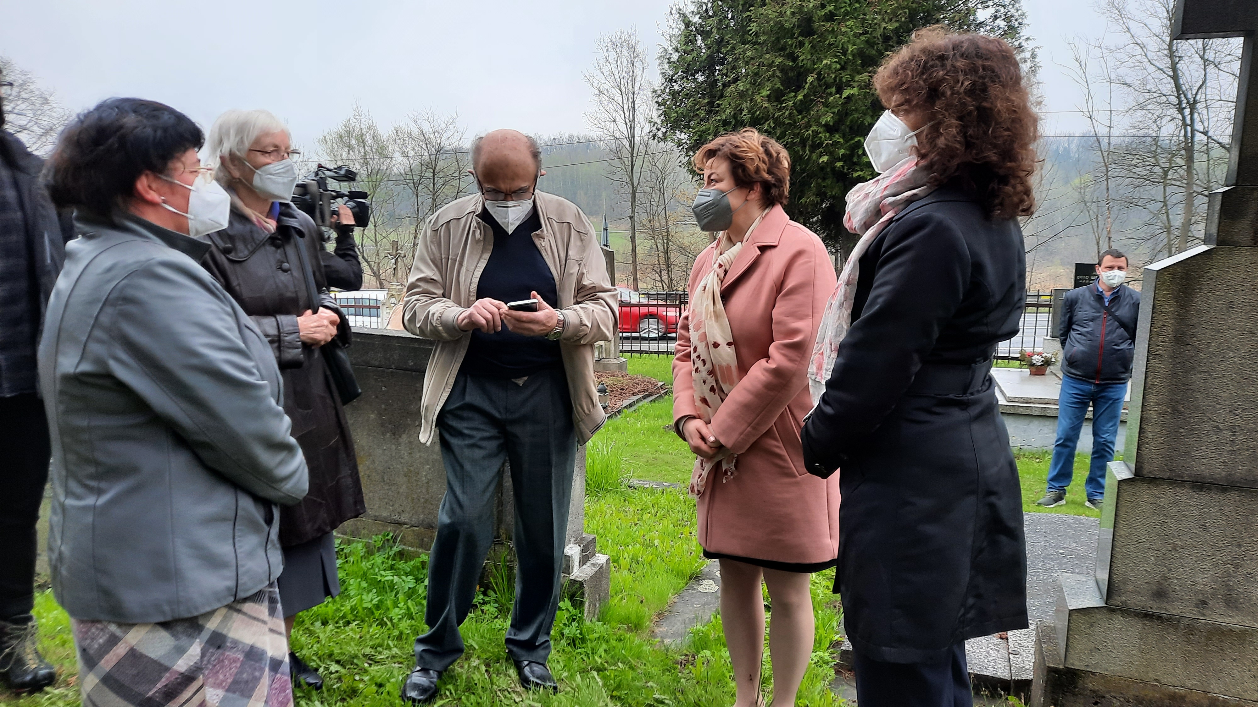 Biało-czerwona wiązanka na grobie Wacława Olszaka